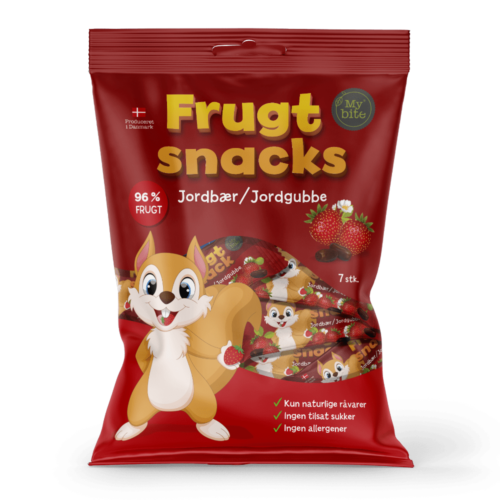 Rød pose med Frugt Snacks, der smager af jordbær. Foran står et sødt egern og spiser jordbær.
