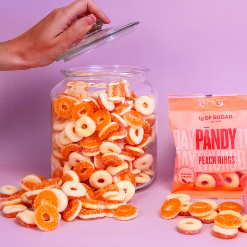 Stor skål med Pandy Candy Peach Rings slik.