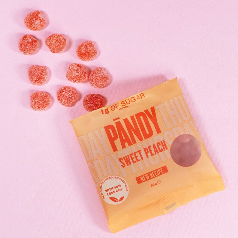 Pandy Candy Sweet Peach I pose på lyserød baggrund