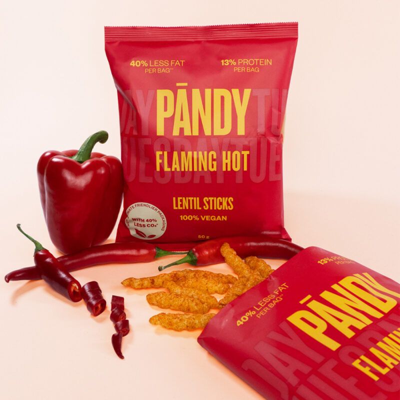 Pandy Flaming Hot Lentil Sticks Chips. Rød pose med chili liggende ved siden af